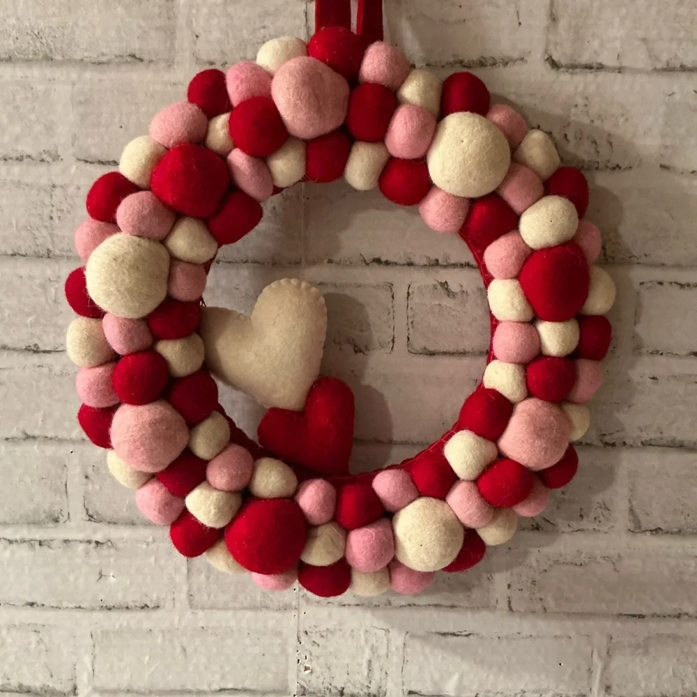 MADE IN INDIA Felt Pom Pom Wreath With Hearts
